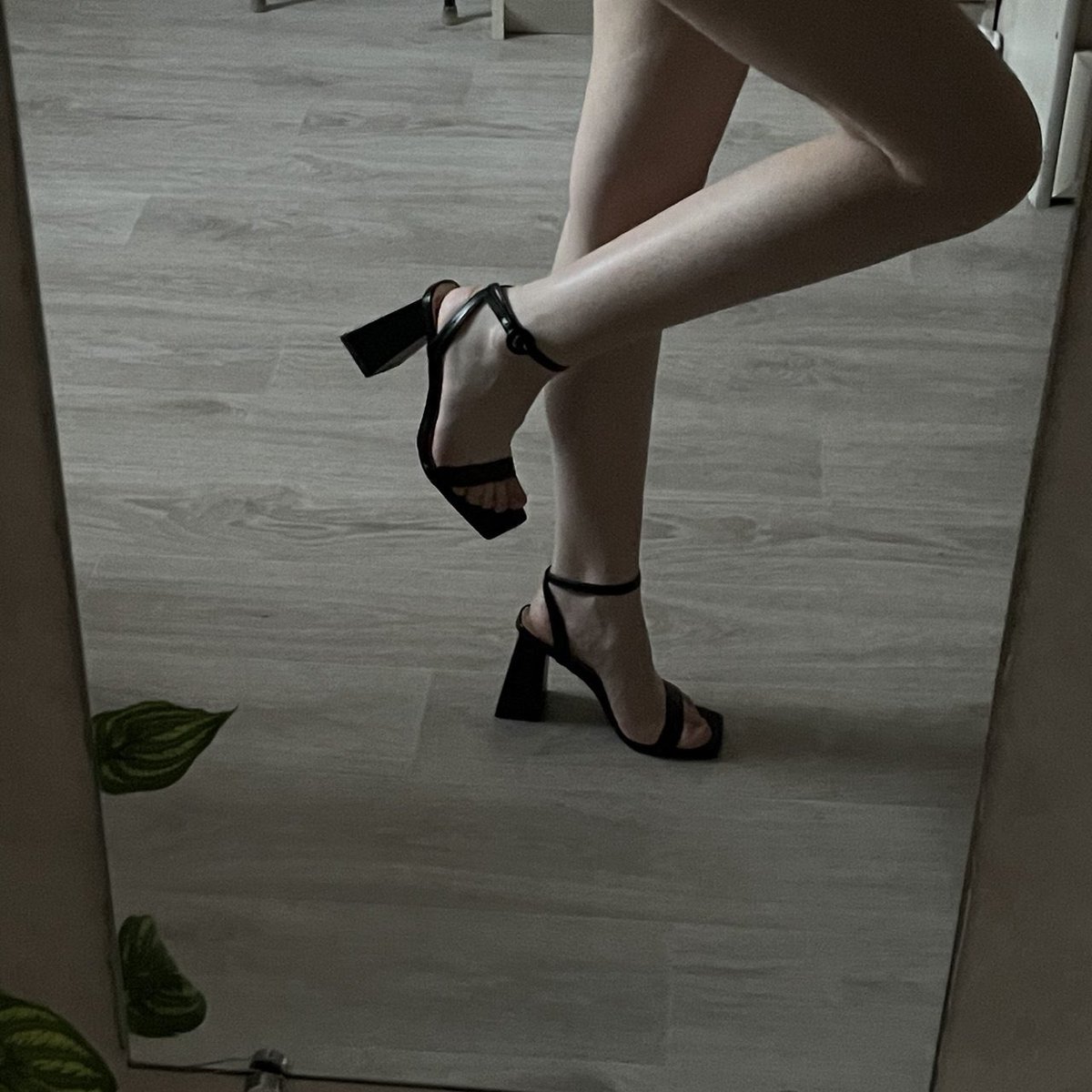 FeetsSonyaUS5's tweet photo. #highheels #heelsfetish #feetgoddess #femdomfashion #worshipher #blackheels #legsfordays #domination https://t.co/ZFnloXKrsJ