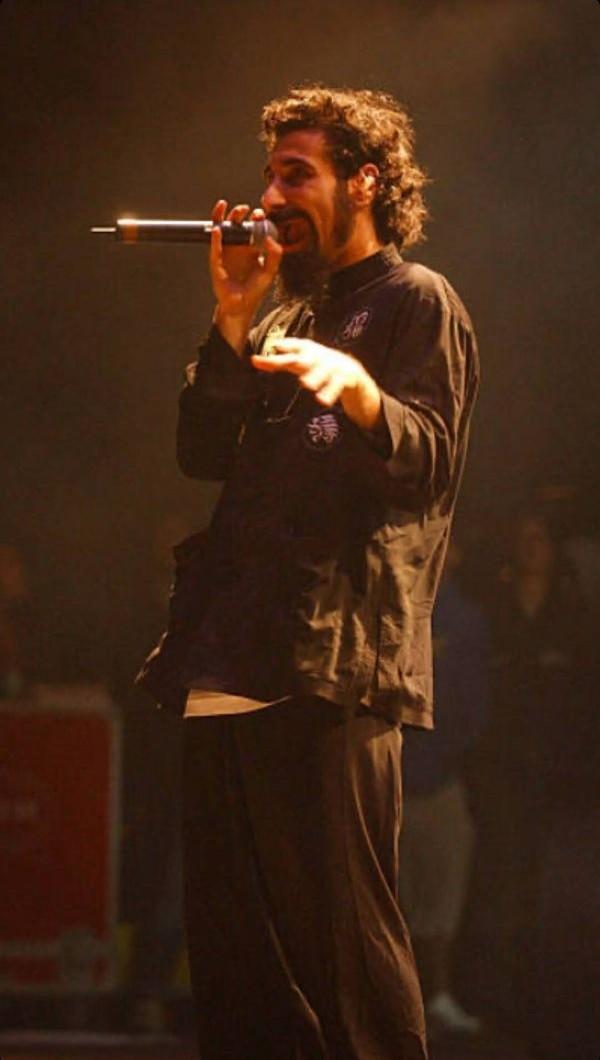 Uma das bandas mais barulhentas e escandalosa do momento mais com tantas músicas boas que vicia de tanto escutar a favorita sem discussão a melhor banda  que existe 🤘🏻🤘🏻