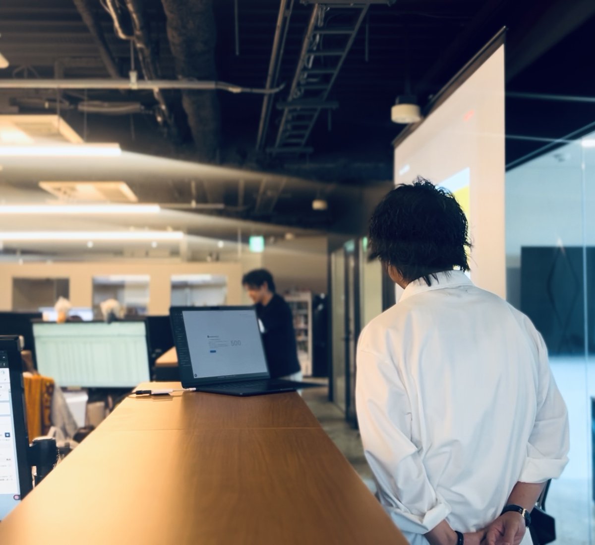 アクトビでは毎月、「月次業務報告会」を実施しています。

その月に取り組んだプロジェクトや業務内容を共有し合うことで、チームを越えて互いの仕事や挑戦を知る機会。

また、代表やマネージャーからは、ビジネスや業界動向に関する最新の知見も発信。