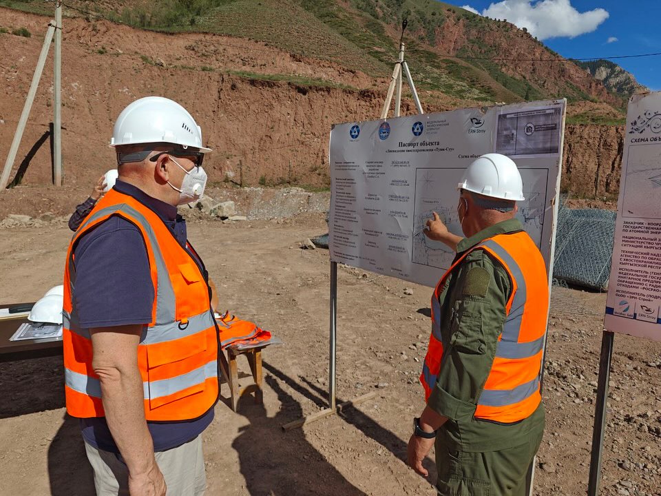 🇰🇬 Ambassador Alexey Rogov, Head of the @OSCE_Bishkek office, visited Minkush with the Aarhus Centre (Osh) to review uranium remediation, meet local activists, and promote eco-tourism.
A Tourism Forum is planned for autumn 2025.
#OSCE #Environment #Minkush #Tourism #Kyrgyzstan