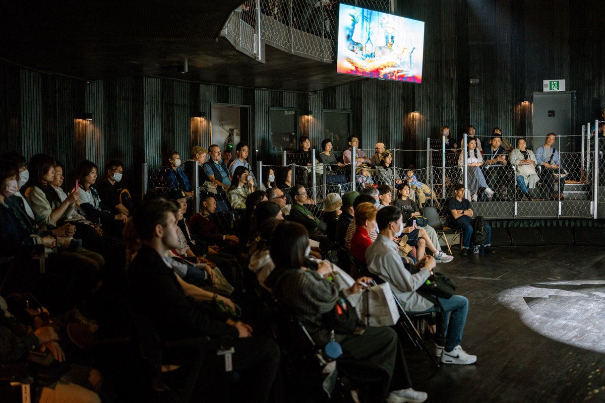 Over 2,000 visitors joined us for a breathtaking piano performance by Maki Namekawa &amp; David Russell Davies – with live AI visuals by Ars Electronica. Pure magic in Daisue Hall. 💙

📸 Svetlana Maskova
#EXPO2025 #CzechPavilion #EXPO2025Czechia