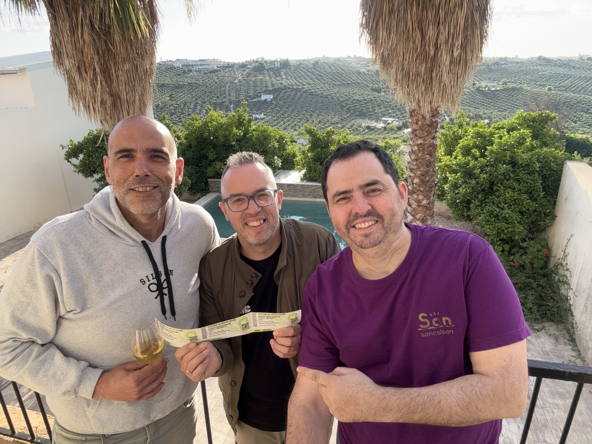 soncalson's tweet photo. Profundamente tristes por no participar en el #FestivalAlSonDelBolero
Sin duda, la organización @Ayto_Montilla  y @GrupoCAPACHOS se olvidó de que nosotros también somos amantes del bolero… 💭🎤
Seguiremos trabajando. 💪🎼

#Soncalson #LosSabandeños #Capachos #Bolero❤️ https://t.co/0U5U9iqsSb