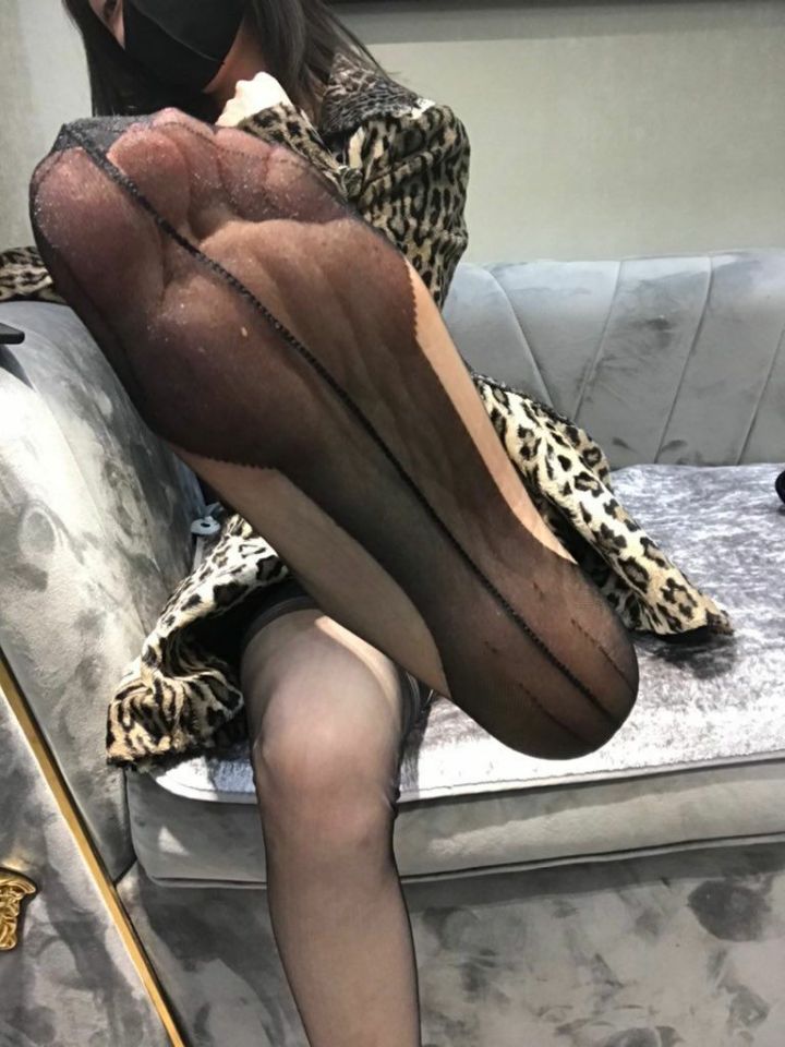 允许傻逼看了么，老娘汗脚比你亲妈命都长