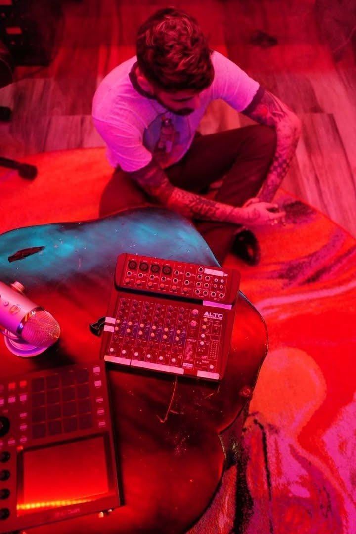 spinorbinmusic's tweet image. Zayn shares a new photo from the studio! 🎶🔥 

Fans are buzzing — could new music be on the way? #Zayn #StudioVibes #Zquad