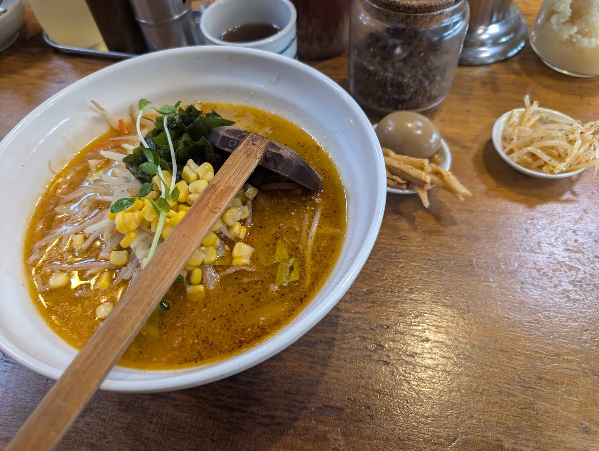 高円寺にいるとSNSに上げたら、味噌専門のラーメン屋があるよと連絡をもらったので、味噌ラーメン好きな私としては行かざるを得なかった(笑)
味噌一本店！
うーむ…
私の好みとは遠かったな…
#ラーメン好きと繋がりたい #味噌ラーメン #麺好き #有名だから自分に合うとは限らない