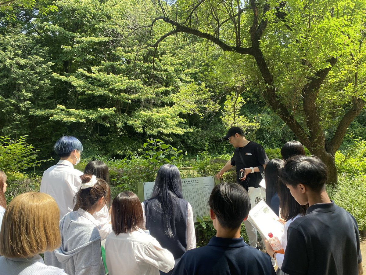 kokusai_hs's tweet image. 2学年授業「地域研究」では、東京都の様々な地域を歩いて調査・研究をします!
今回は「国際高校周辺の地域」をテーマに、ケルネル田圃→大学入試センター→上目黒氷川神社→都立駒場高校のルートを歩きました。地形や歴史を感じながら歩くことで街の見え方が変わります🌳 #都立国際 #国際学科 #駒場