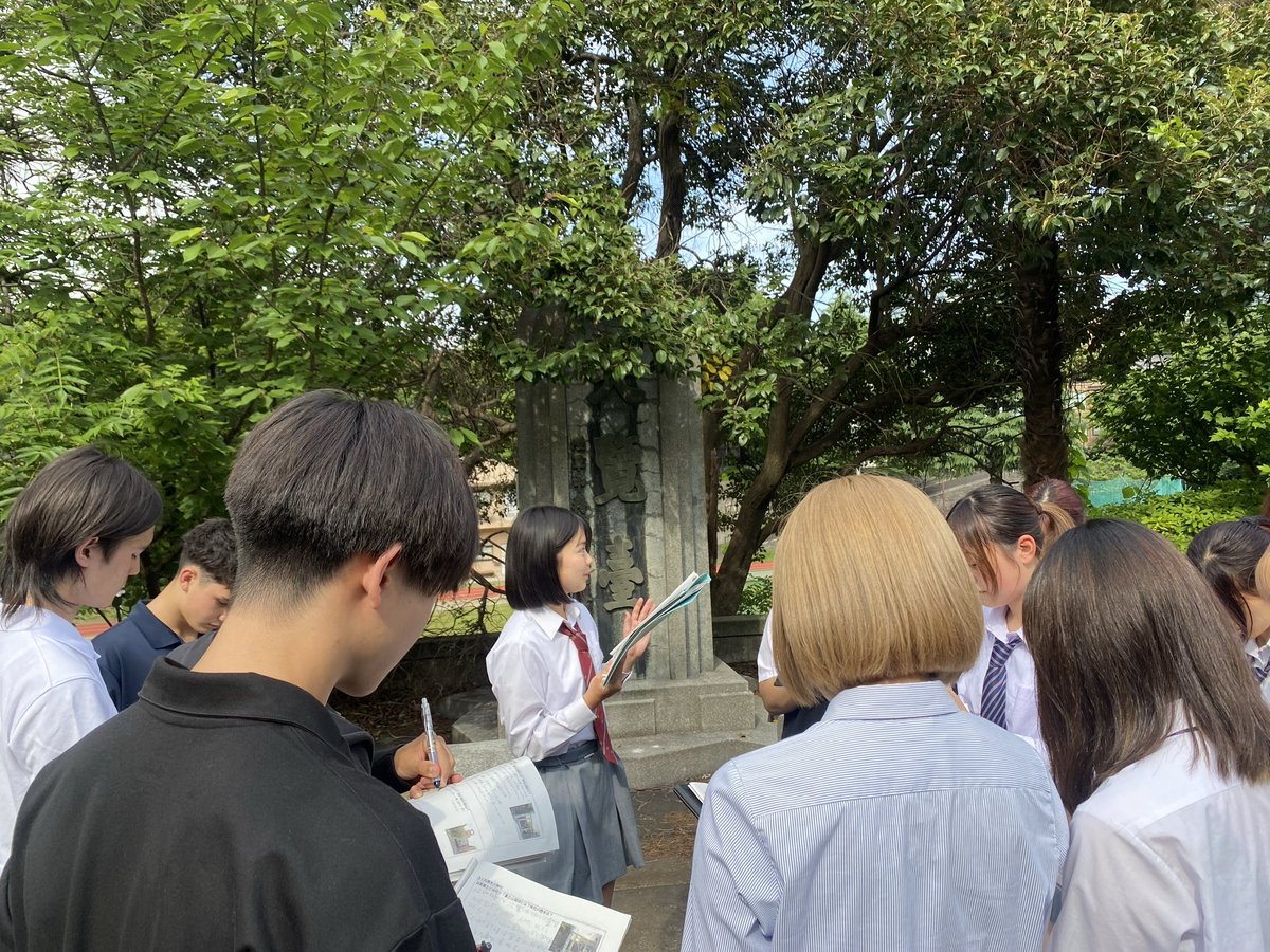 kokusai_hs's tweet image. 2学年授業「地域研究」では、東京都の様々な地域を歩いて調査・研究をします!
今回は「国際高校周辺の地域」をテーマに、ケルネル田圃→大学入試センター→上目黒氷川神社→都立駒場高校のルートを歩きました。地形や歴史を感じながら歩くことで街の見え方が変わります🌳 #都立国際 #国際学科 #駒場