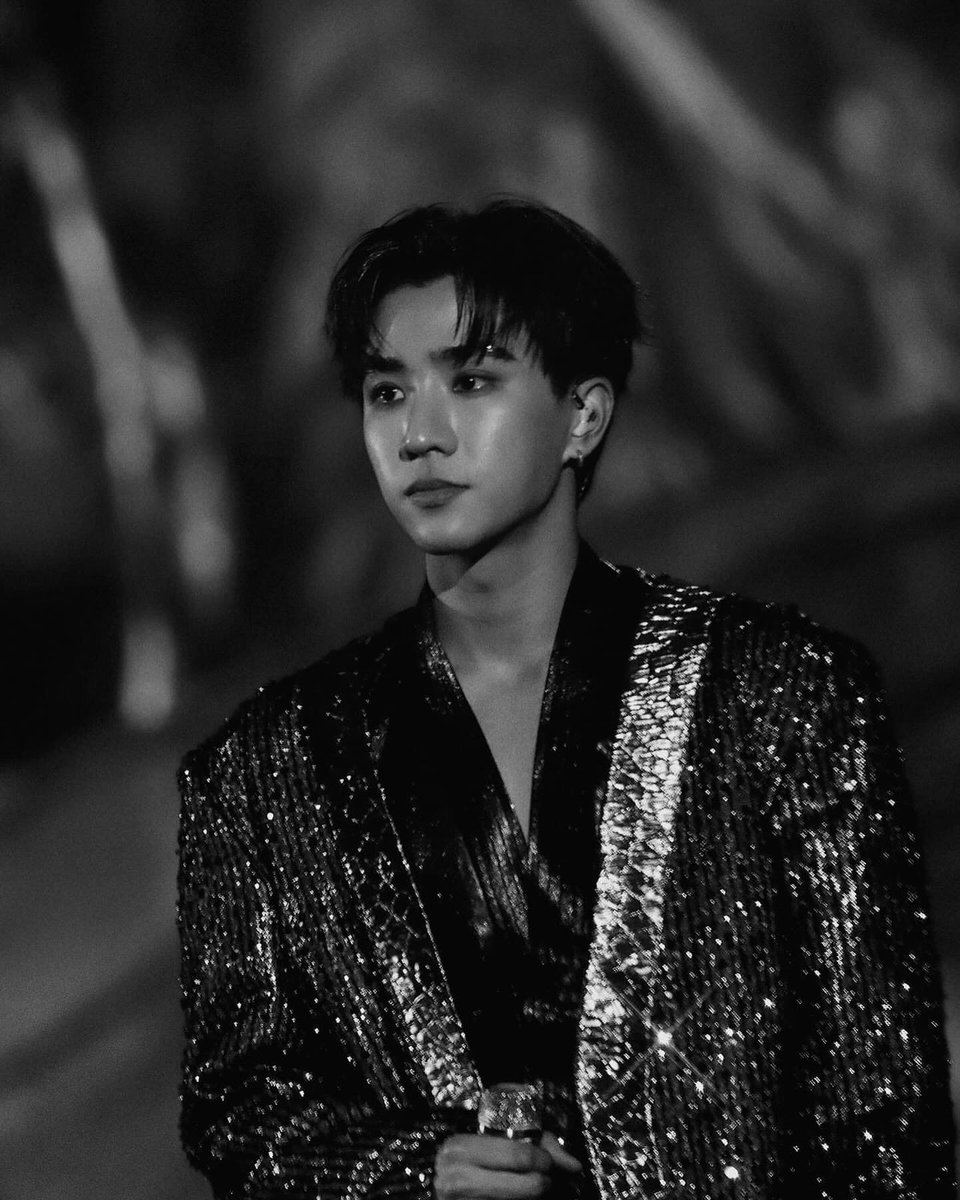 ohmluv_'s tweet photo. since alot of people are gonna witness LOL for the first time let me just bring these iconic stage clicks from last year back, no one shines brighter on stage with a guitar more than @perthppe what an icon what a star ✨🖤

#PerthSanta #LOLfanfest #KDPPE https://t.co/PWxXhk15cl