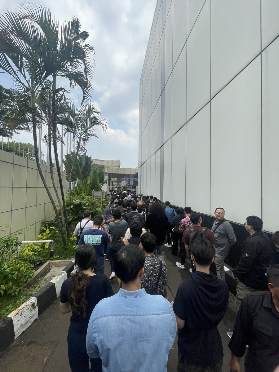 Chaotic at the entrance line at the first day at World of Coffee Jakarta now. People queuing, circling around the exhibition building waiting for tickets. #worldofcoffeeasia #worldofcoffee