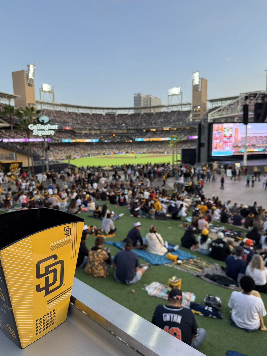 MAUDJACK's tweet photo. Angels vs Padres ⚾️ #MLB #SanDiego https://t.co/8OI80n0cEQ