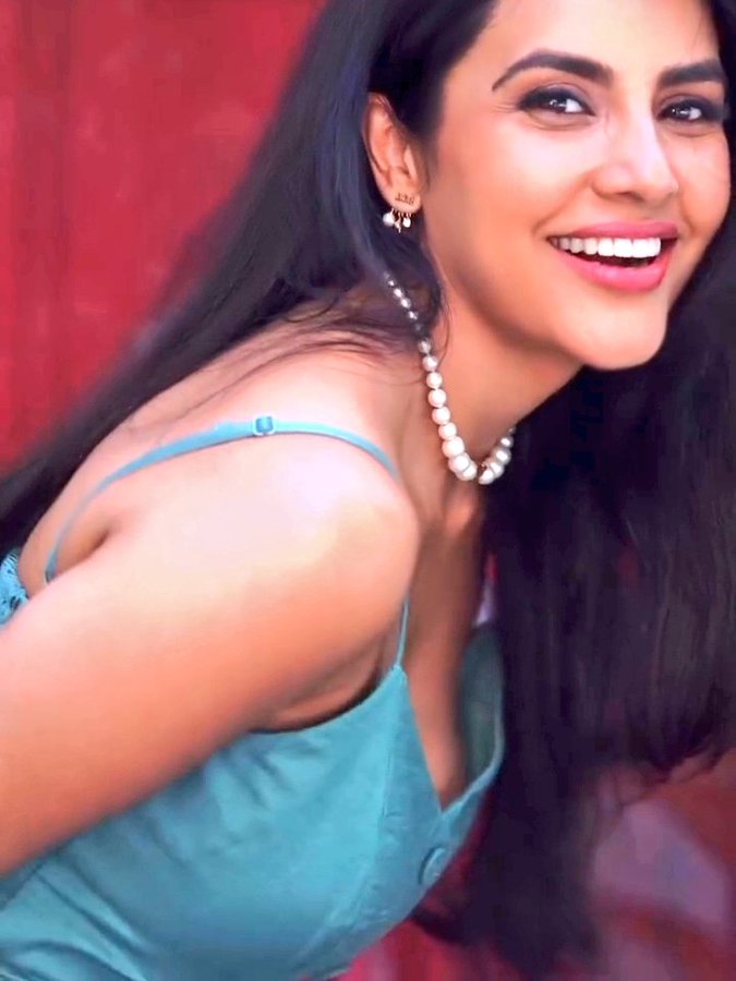 GqA-Edqa0AAwprl?format=jpg&name=900x900