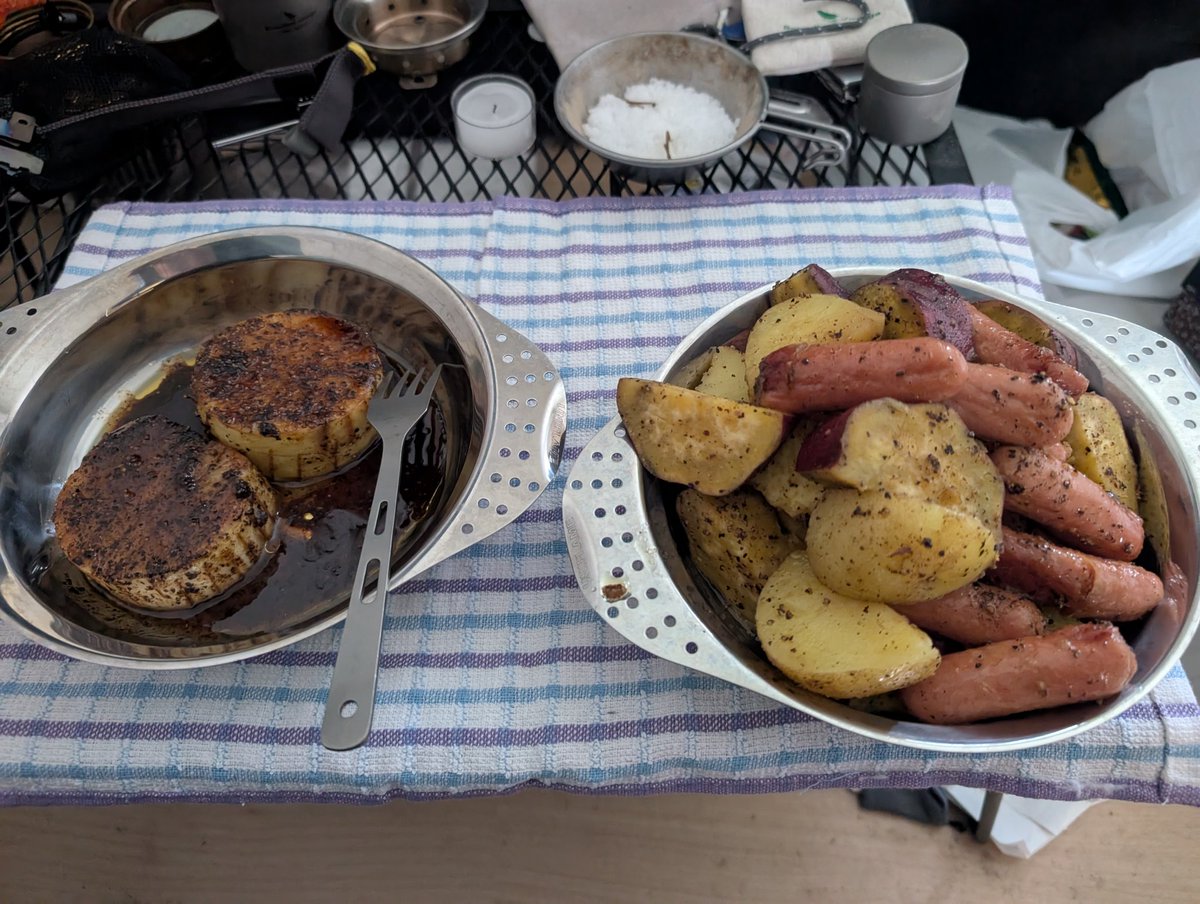 地産地消バンザイ！
今住んでいる茨城県産の野菜を使って晩御飯！！
大根ステーキ（鉾田市産の大根のぶつ切りに切れ目入れてジンギスカンのタレで焼いただけ）
ジャガイモとさつまいものジャーマンポテト（鉾田市産のジャガイモとスーパーの徳用ウインナー使用）
日本政府殿！JA殿！国産に誇りを！