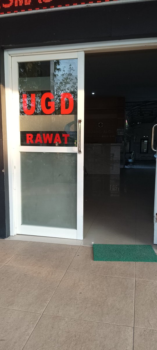 Hey petugas, kalo hari ini gak ada kamar ya bilang gak ada kamar, kasihan anak 4 tahun disuruh nunggu dari jm 7 pagi sampe sore ini tanpa kejelasan dapat kamar apa enggak dg tangan diinfus.. bisa ke klinik swasta aja kalo kondisinya begini..