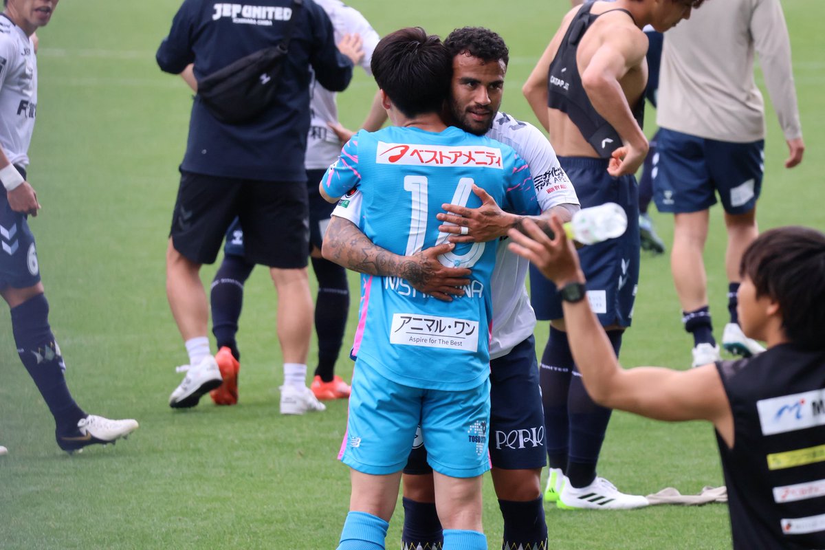 naoki042518's tweet image. 清水サポの皆さんへ✉️𓂃𓈒𓂂𓏸

約5年間、前チームメイトとの再開🤝
2人ともすごくニコニコしてました！！

 #サガン鳥栖
 #西澤健太
 #カルリーニョスジュニオ
 #spulse