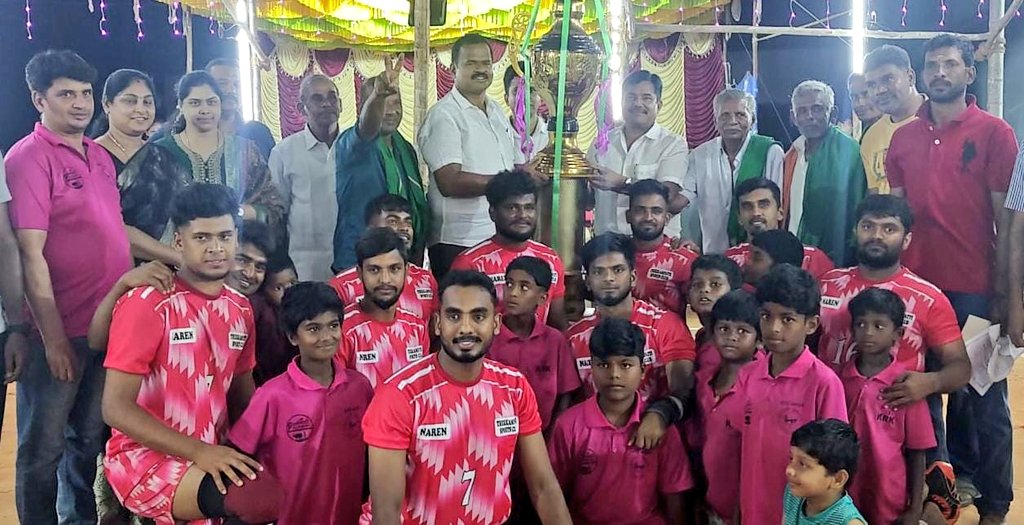 a_arivarasu66's tweet photo. மே நாளில் கோவை வடக்கு மாவட்டம் தேக்கப்பட்டியில் நடைபெற்ற காபாடி போட்டியைத் தொடங்கி வைத்தேன்.
இரவு 11.45 மணியளவில் இறுதிப் போட்டியில் வெற்றி பெற்ற தேக்கம்பட்டி தொட்டதாசனூர் அணிக்கு கோப்பையினை வழங்கி மகிழ்ந்தேன்.
#கோவை_வடக்கு #covaiGudalur
#mettupalayam #kabaddikabaddi https://t.co/F3iqnL3WSz