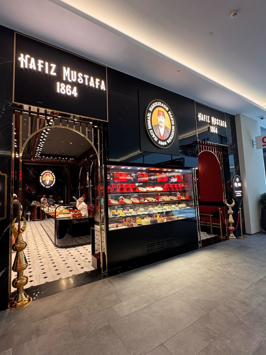 NejatOzonay's tweet photo. Garip bir boykot süreci yaşadık…

Eğer konu siyasi görüşse, neden binlerce şirket/marka pas geçildi de boykot bir kaç markayla sınırlı kaldı?

Sanırım kabak tek başına EspressoLab’e patladı dersek, doğru tarif olur…

Marka sahiplerinin siyasetle de alakası yok…

Bugün şans eseri Dubai’den yabancı bir arkadaşım ekteki video ve resimleri gönderdi…

EspressoLab’in Dubai’de 7, Hafız Mustafa’nın 3 şubesi oldu diye de not düşmüş. Hoşuna gittiği için paylaşmış, “Biz de burada EspressoLab’i boykot ediyoruz” dedim:)

Bu boykotun masum olduğunu düşünmüyorum…

Türkiye son yıllarda çok sayıda kahve zinciri üretti. Fakat, ancak 2 tanesi önemli başarı elde etti ve yurtdışına da açıldı.

Kahve Dünyası ve EspressoLab…

EspressoLab için benden talepte bulunan yabancı yatırımcılar da oldu, fakat o sırada firmanın ilerleme kaydettiğini öğrendiğim için girişimde bulunmamıştım. O dönemde bile sahiplerinin kökenini araştırmayı düşünmemiştim…

Bu boykottan kim fayda sağlar? Starbucks… 

Gençleri de provoke ettiler. Bazı gençler düşünüp, mantık kurmak yerine “hayatta gitmem” diyor… Çok daha kaliteli kahvesi varken, Starbucks’ın vasat kahvesi içilsin istiyorlar…

Gençler bu yaşlarda daha kolay manipüle ediliyor, fakat mantıklarını biraz daha fazla kullanmaları gerekiyor…