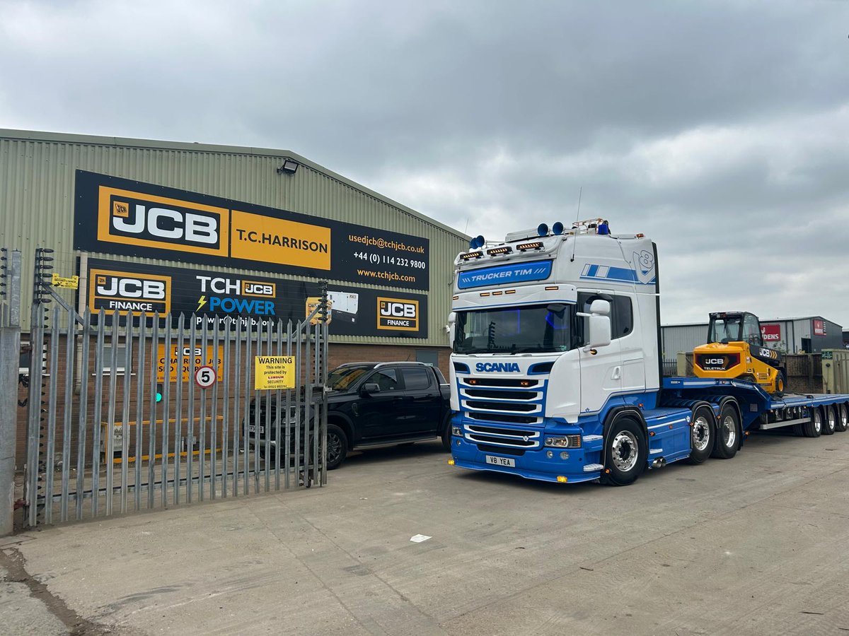 TCHarrisonJCB's tweet photo. Look who stopped by our Lincoln depot, Trucker Tim picking up a machine from us ahead of displaying his rig at TRUCK FESTIVAL this weekend.
#jcbmachines #jcb #truckertim https://t.co/Q5jcG92Wp2