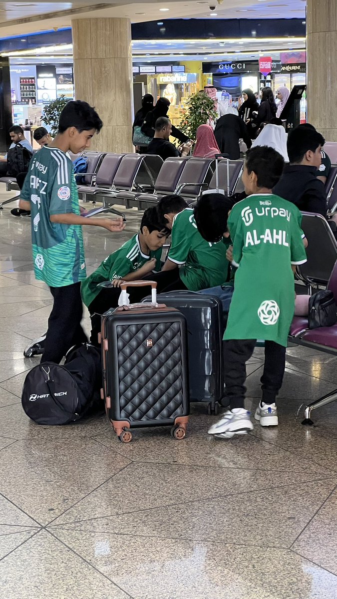FhodSh's tweet photo. من مطار الدمام الملوك جايينكم 💚  #الاهلي #الأهلي_كواساكي https://t.co/up7ACGNK5i