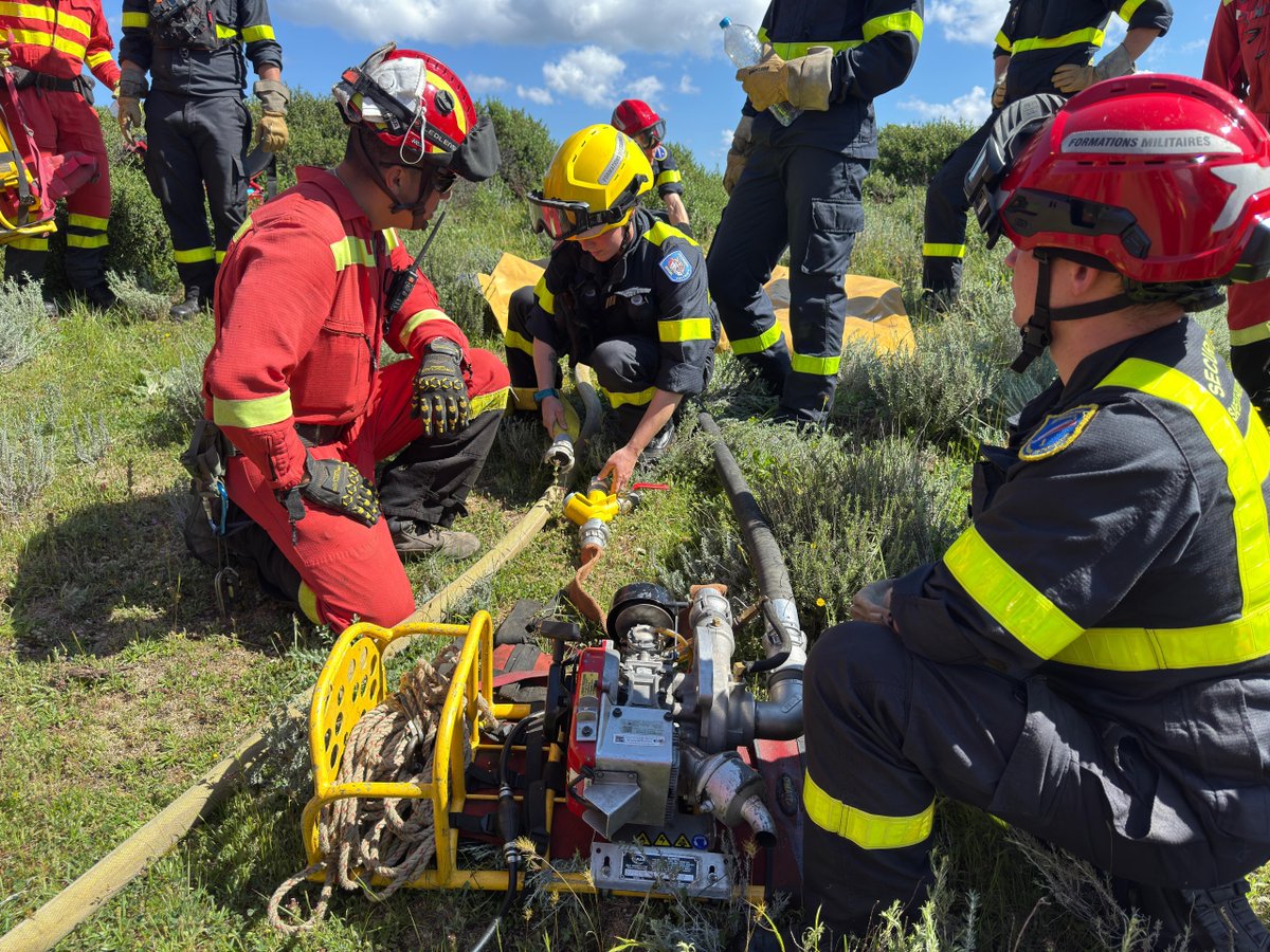 UMEgob's tweet image. El trabajo en equipo y el intercambio de procedimientos, claves para lograr una alta eficiencia en la ejecución de tareas.

Un equipo del Tercer Batallón @UMEgob ha realizado esta semana instrucción #LCIF en #Córcega, junto a la @UIISC5CORTE de las #FORMISC 🇪🇸 🤝 🇫🇷