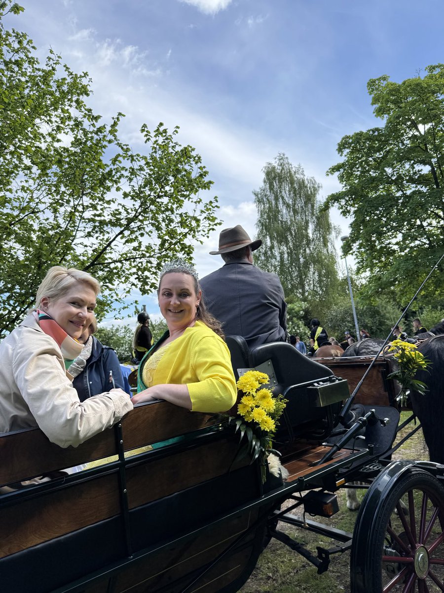 Guten Morgen aus Sternberg☀️ Startklar mit unserer Landesrapsblütenkönigin☀️ Wir feiern heute das 21. Landesrapsblütenfest mit einem großen Umzug &amp; Fest. Danke allen, die diese schöne Tradition im ländlichen Raum pflegen🙏 #MV #