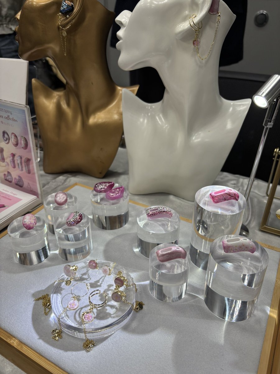 syuwarunrun's tweet photo. ユニバーサルかわいい
介護・障がい・LGBTQフェス
かわいい補聴器もいろいろ
手話サポートの皆さまにも「手話の実」さんと
お声かけ頂けて嬉しかったるんるん

#手話
#かわいい
#介護
#ユニバーサルかわいい
#車椅子
#補聴器 https://t.co/PReWn9XnwX