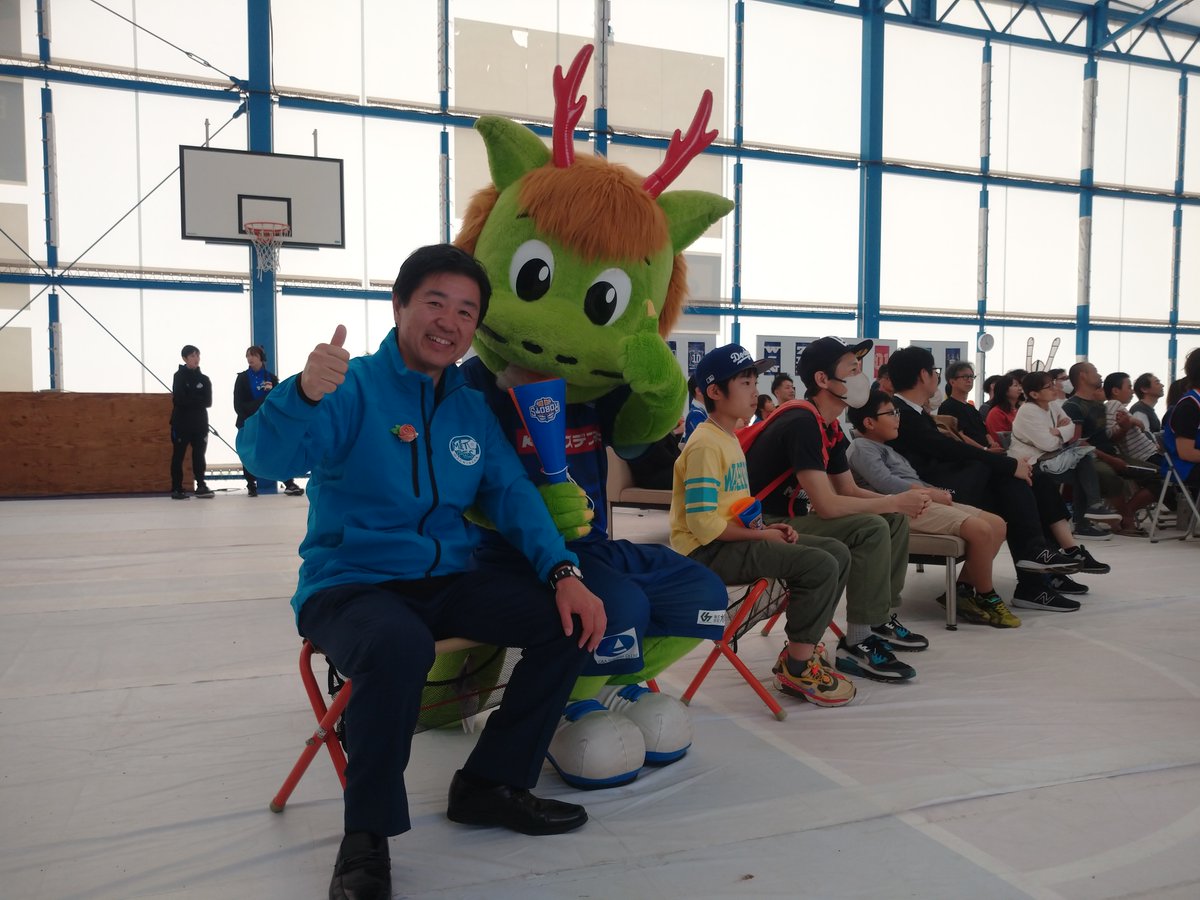 hollyhock_staff's tweet photo. 本日 #水戸市 ・ #茨城ロボッツ と共に活動している #MITOBLUEPRIDE の一環として、#水戸まちなかフェスティバル 2025 に #水戸ホーリーホック も出展🐉
数多くのご来場者でにぎわう水戸の街中で、たくさんの皆様にシュートゲームやホーリーくんふわふわでお楽しみいただきました✨
#ホーリーくん は高橋水戸市長とM-SPOでPVにも参加
今日は両チームが勝利して最高の週末になりました😊
@kouhou_mito @ibarakirobots @ROBO_SKET @hollykun_mito