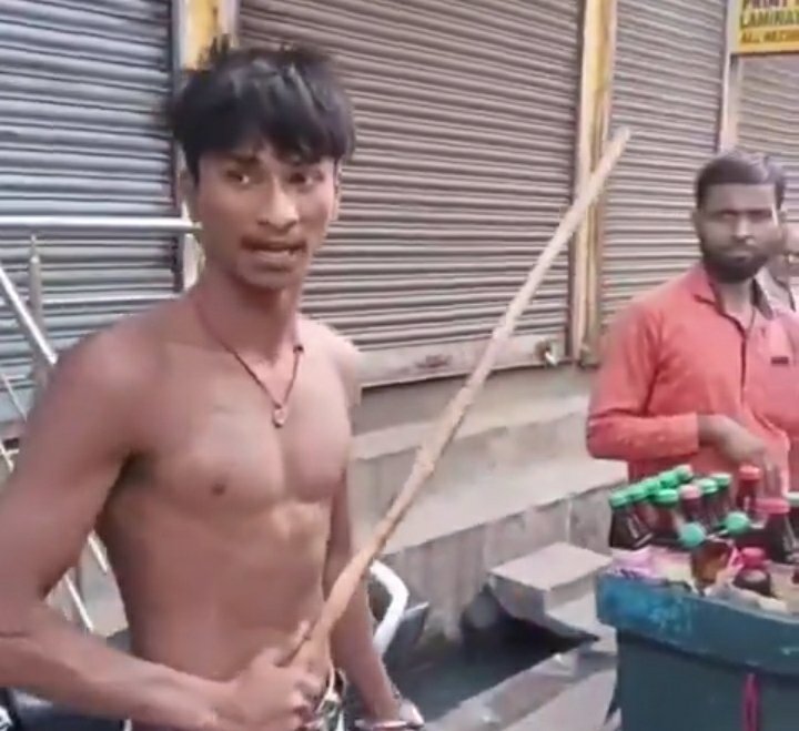ACTION DEMAND 🚨 एक सड़कछाप नफरती चिंटू गरीब मुसलमान को मार रहा है. सुरक्षा एजेंसियों को इस नफरती चिंटू को ढूंढ कर कठोर कार्यवाही करनी चाहिए.

एक गरीब मुसलमान रोजी रोटी लिए ठेला लगाया है. गरीब के ठेले पर जाकर एक सड़कछाप डंडा दिखाकर जबर्दस्ती जय श्री राम का नारा लगाने को कह रहा