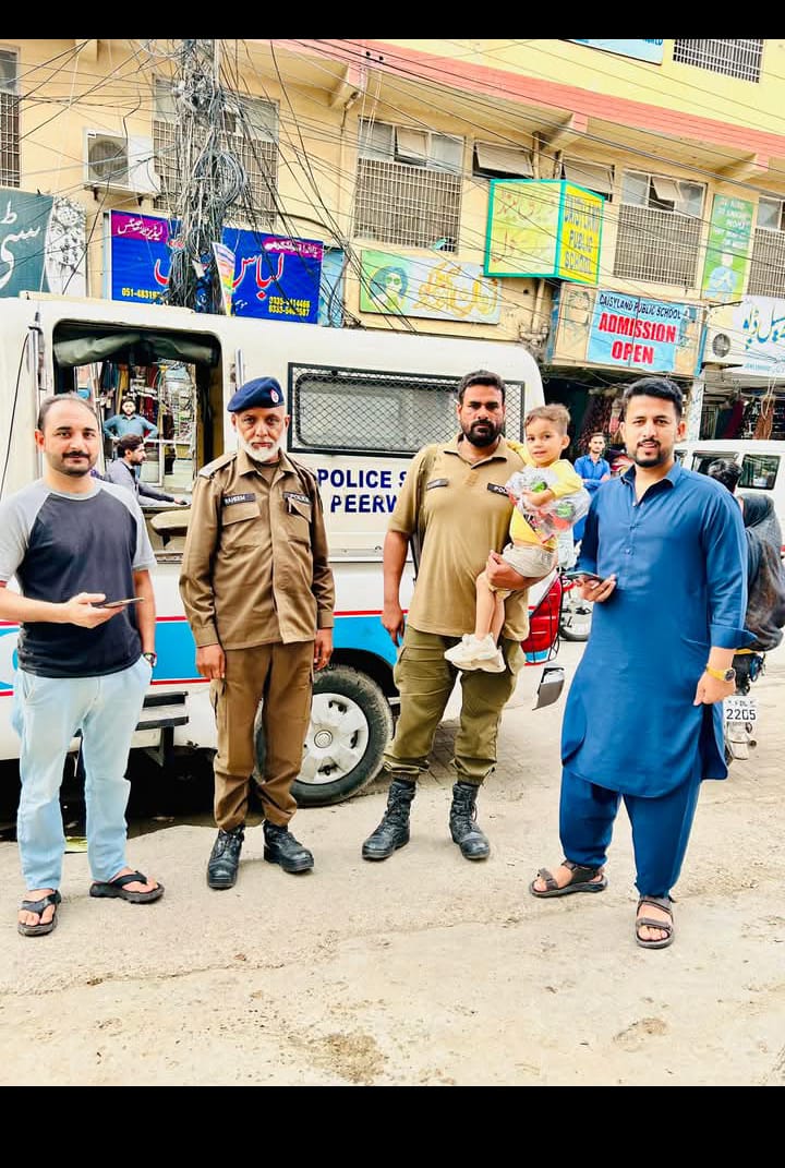 A child found in a market in Rawalpindi. 
After 5 hours of searching for his parents without success, the child was handed over to Police for protective custody. 
The way he looks satisfied, I dont think he really wants to be found 🤣

Jokes apart, if anyone has info about this