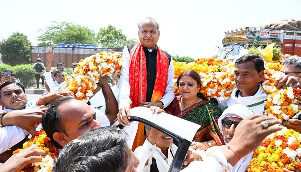 कांग्रेस के वरिष्ठ नेता, जादूगर, यशस्वी पूर्व मुख्यमंत्री श्री <a href="/ashokgehlot51/">Ashok Gehlot</a> को जन्मदिन की ढेर सारी हार्दिक बधाई एवं शुभकामनाएं 🎂🎂💐💐💐