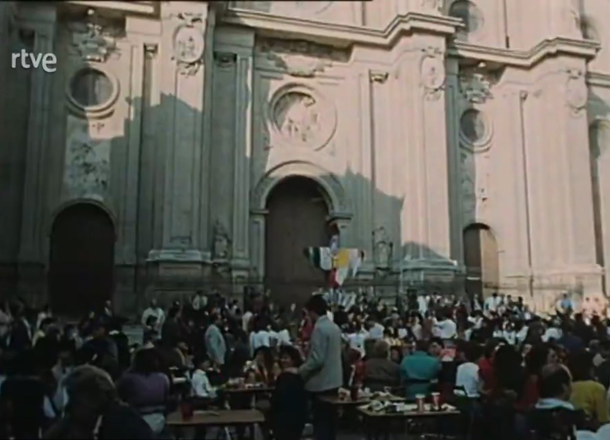 Hoy en #Granada podéis pasear desde Plaza de Gracia hasta Plaza Larga en el Albaicín sin ver ninguna Cruz de Mayo. Hace 35 años hubiera sido imposible. Imágenes de 1990 del archivo de <a href="/rtve/">RTVE</a>