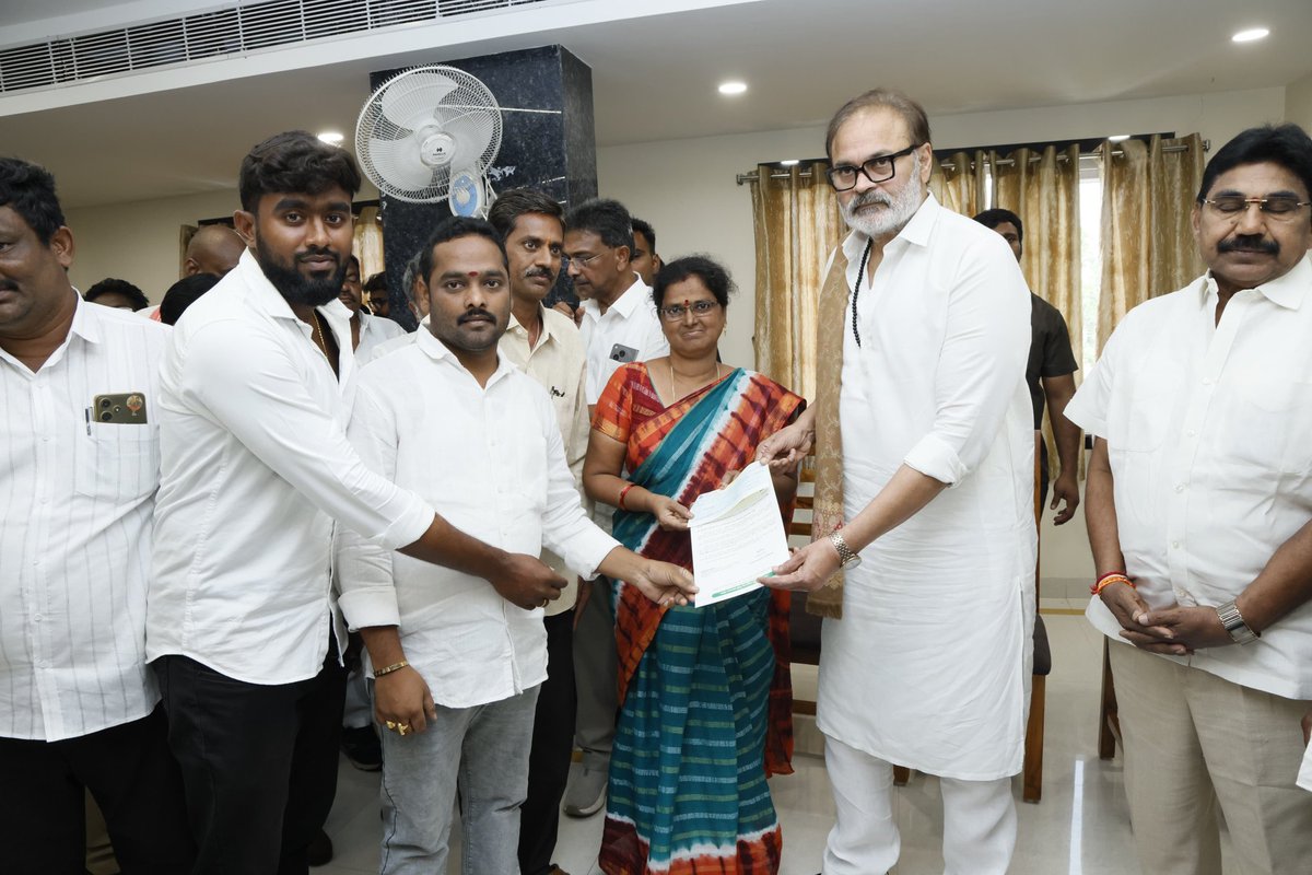 JanaSena Party (@janasenaparty) on Twitter photo పిఠాపురంలో శ్రీ <a href="/NagaBabuOffl/">Naga Babu Konidela</a> గారు చేతుల మీదుగా రూ. 16.38 లక్షలు సి.ఎం.ఆర్.ఎఫ్. చెక్కులు పంపిణీ
-రూ. 8 లక్షలు ఎల్.ఓ.సీ. చెక్కు అందజేత
ఆంధ్ర ప్రదేశ్ శాసన మండలి సభ్యులు, జనసేన పార్టీ ప్రధాన కార్యదర్శి శ్రీ. కె. నాగబాబు గారు చేతుల మీదుగా పిఠాపురంలోని గోకులం గ్రాండ్ లో నిర్వహించిన పిఠాపురంలో శ్రీ <a href="/NagaBabuOffl/">Naga Babu Konidela</a> గారు చేతుల మీదుగా రూ. 16.38 లక్షలు సి.ఎం.ఆర్.ఎఫ్. చెక్కులు పంపిణీ
-రూ. 8 లక్షలు ఎల్.ఓ.సీ. చెక్కు అందజేత
ఆంధ్ర ప్రదేశ్ శాసన మండలి సభ్యులు, జనసేన పార్టీ ప్రధాన కార్యదర్శి శ్రీ. కె. నాగబాబు గారు చేతుల మీదుగా పిఠాపురంలోని గోకులం గ్రాండ్ లో నిర్వహించిన