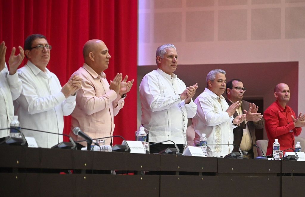 Reinaldo (@reisibanicu) on Twitter photo Carlos Fernández, Viceministro de Relaciones Exteriores de <a href="/CubaMINREX/">Cancillería de Cuba</a> : El gobierno de #USA es incapaz de aceptar la independencia de #Cuba y se esfuerza por dificultar la vida del pueblo cubano. #TumbaElBloqueo Carlos Fernández, Viceministro de Relaciones Exteriores de <a href="/CubaMINREX/">Cancillería de Cuba</a> : El gobierno de #USA es incapaz de aceptar la independencia de #Cuba y se esfuerza por dificultar la vida del pueblo cubano. #TumbaElBloqueo