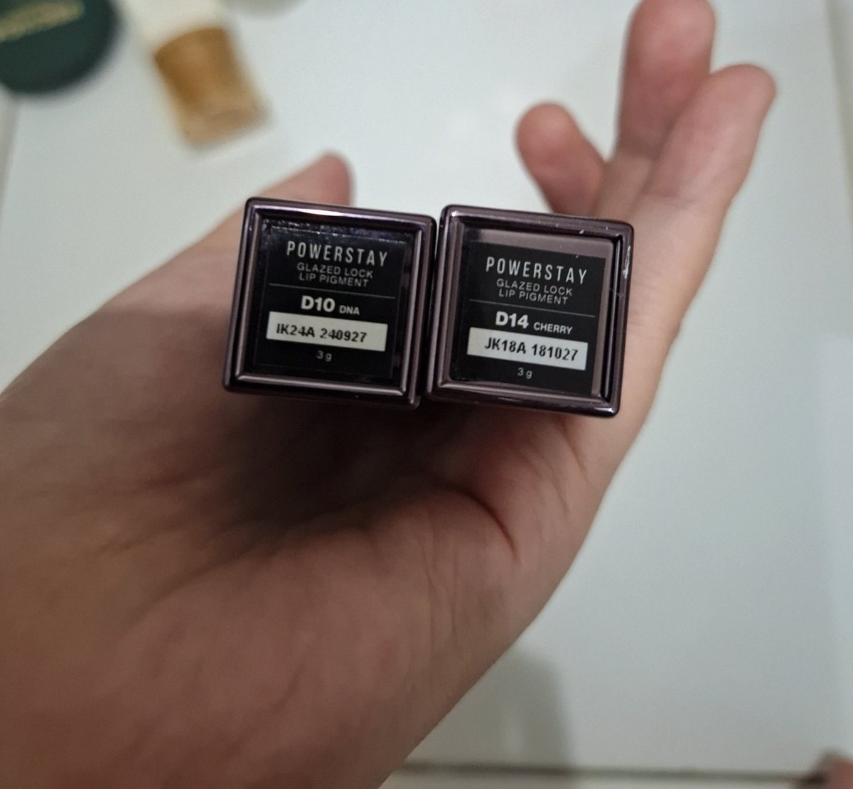 shotgtun's tweet photo. wts makeover powerstay glazed paket ombre (D10 dna &amp; D14 cherry) 
pemakain bersih yaaa, cuma dipake dikit juga nyoba nyoba
price : 70k (dapet 2) https://t.co/krxKIIH9eq