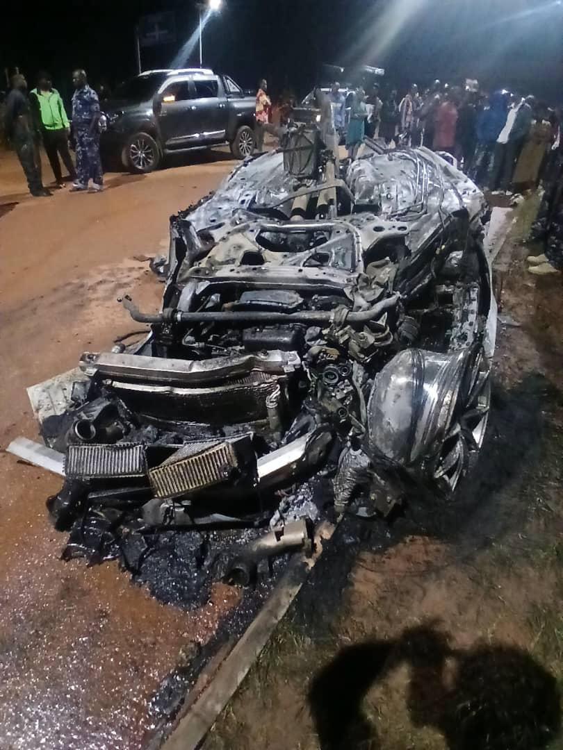 #Agobusaasi

Rajiv Ruparelia, 35, yafeera omuri butandu omukasheeshe k'eriizooba bwanyima y'emotoka ye eyanamba UAT 638L kutomera, ekeekunamuura ekakwatwa omuriro ahari Busabala flyover.

Omuhwezi w'omugambirizi wa Pooriisi ya Kampala, <a href="/Lukowoyesigyire/">Owoyesigyire</a>  yahamya amakuru aga

#RIP