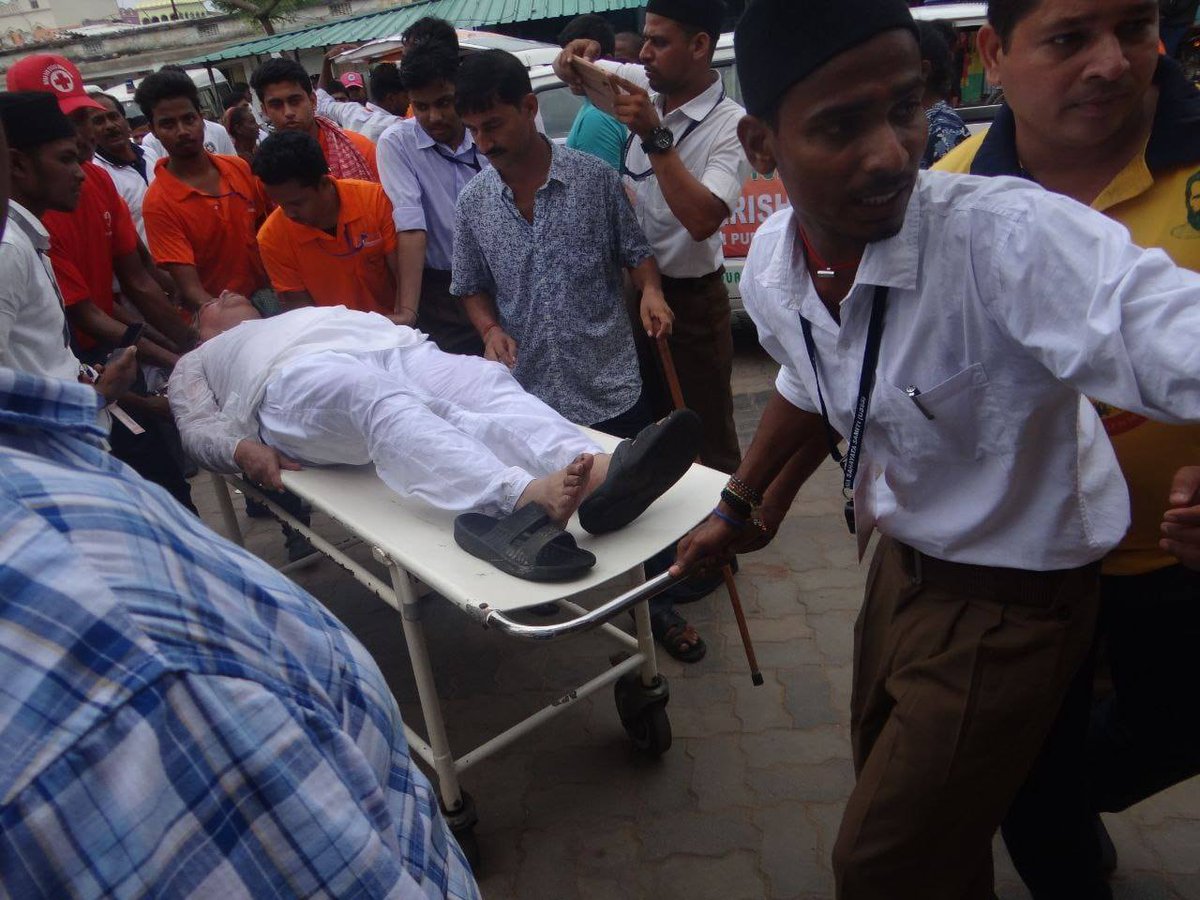 vskawadh's tweet image. इन्हें कभी कोई ट्रेनिंग नहीं दी गई...।
फिर भी स्वयंसेवक आपदाओं में वो सारे काम करते हैं, जिसके लिए सेना के जवानों को कड़ी ट्रेनिंग दी जाती है।
आखिर शाखा स्वयंसेवकों को क्या सिखाती है, ये तस्वीरें इसका प्रत्यक्ष प्रमाण है।
#RSS_challenge