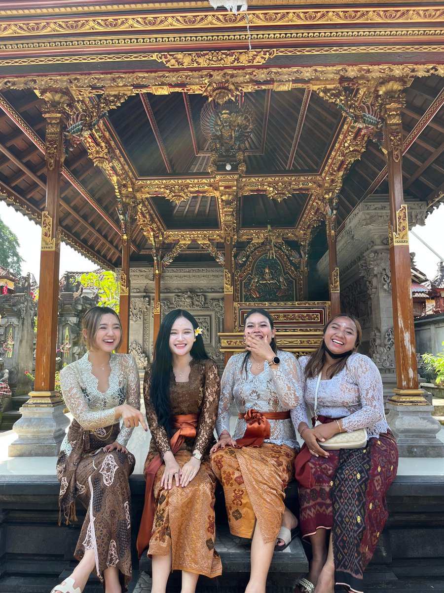 fannysoegi's tweet photo. Rahajeng rahina kuningan 🙏🏻✨️ https://t.co/elkQkb6UEI
