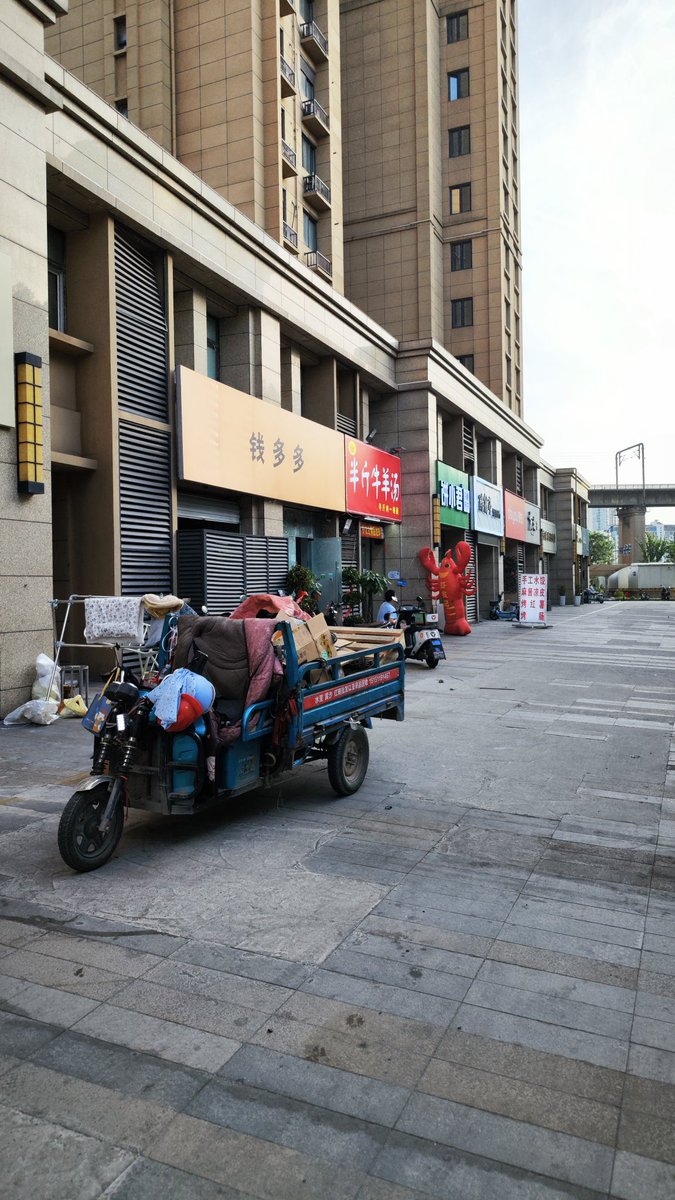 #南京彩虹浴室  #南京鸟洞  #南京gay  接<a href="/chijileaa/">吃鸡了</a> 我到了赶紧吃了一个刚洗过的鸡，后来又在有光的地方🐍给了两个帅哥，最后快走了又来一个185+身材很好的帅哥，🐔不大但是一直很硬，然后他竟然是1m，舔精液逼，舔湿了给我日，爽死啦，一直玩到11点多，比我之前在上海哈乐武汉巴比伦见到的年轻的都多