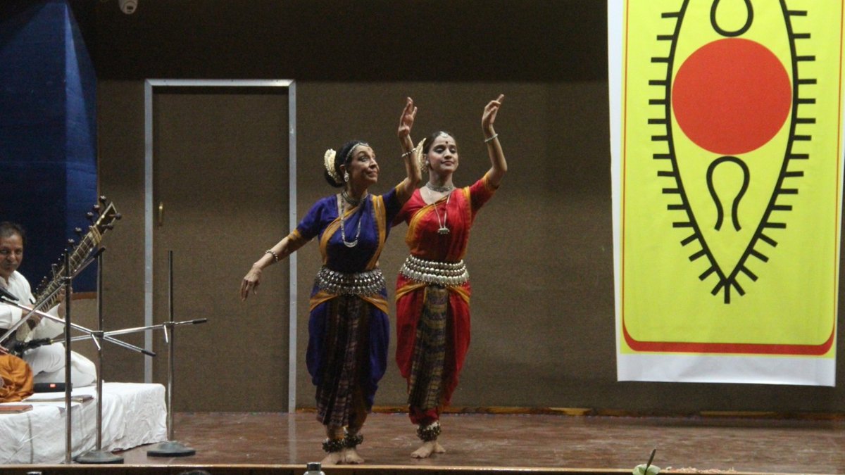 RGU1984's tweet image. Celebrating the Classics: From the expressive beauty of Odissi by Vidushi Madhavi Mudgal to the soul-stirring sitar by Pandit Harashankar Bhattacharya, Ragas &amp;amp; Rhythms was a tribute to India’s living traditions. @spicmacay #spicmacay