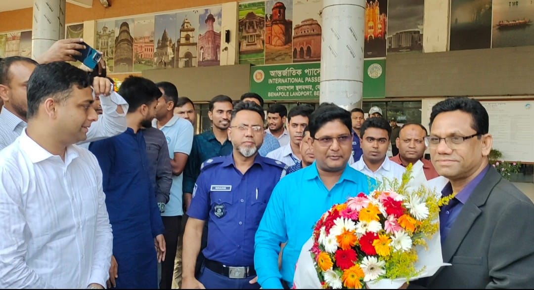 সেপ্টেম্বর অন যশোর রোড এর মনুমেন্ট উদ্বোধন করলেন খুলনা বিভাগীয় কমিশনার