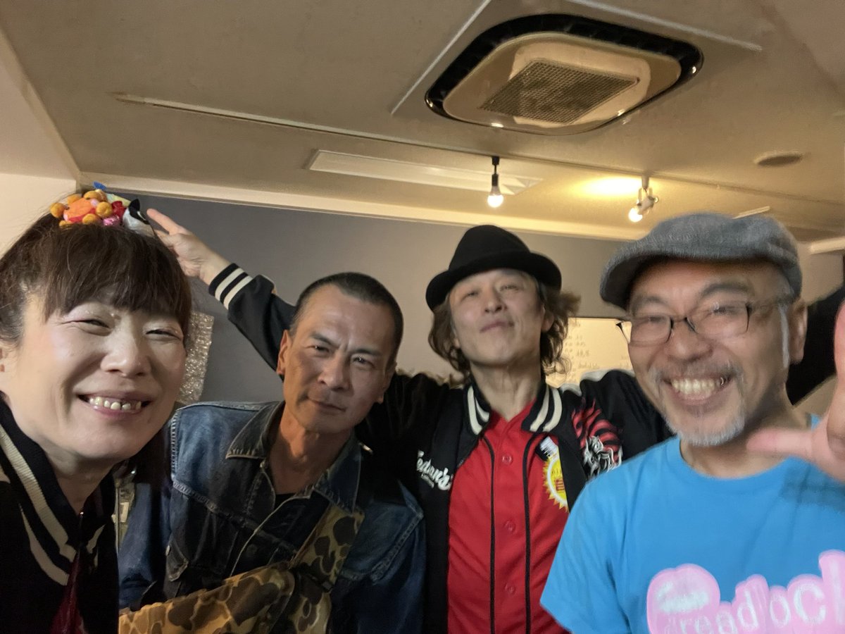 高尾にあるギターアンプリペアショップACTIVE PGのリニューアルオープン記念イベントにて演奏させていただきました‼️
川井さんリニューアルオープンおめでとうございます❣️
到着した頃は豪雨でしたが帰る時はすっかり雨もあがっていました😊

さて本日5月3日は八王子Anthemでワンマンライブです✊