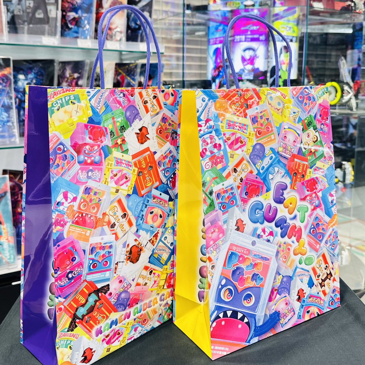 KamenRiderStore's tweet photo. 【#仮面ライダーストア東京店 商品情報】

東京店では #仮面ライダーガヴ アイテムが好評発売中🍇🍫🍮
新登場のうちわなどキャストデザインアイテムもご用意しております❗️
更に可愛いゴチゾウショッパーキャンペーンも実施中👀
#ガヴTEA に参加される方も是非この機会に東京店へお越しください☕️✨️ https://t.co/8r3APWPgMV