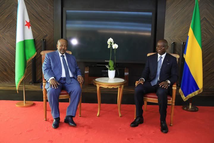 DjibLens's tweet photo. Le Président de la République, Son Excellence Ismail Omar Guelleh, a quitté le pays ce vendredi, en début d’après-midi, à destination de Libreville, la capitale gabonaise où, il prendra part demain, samedi, à la cérémonie d‘investiture du Président élu de ce pays, M Brice Clotaire Oligui Nguema.
 
Le Président Guelleh, fera donc partie, à l’instar d’une vingtaine d’autres Chefs d’Etat et de Gouvernement d’Afrique, des principaux hôtes de marque de cet évènement censé entre autres parrainer une prestation de serment, un discours officiel du Président élu, une parade militaire et un important volet animation dont des chants et des danses folkloriques.
 
Outre sa participation à cet évènement, le Chef de l’Etat mettra, comme à l’accoutumée, à profit ce déplacement au Gabon pour s’entretenir avec les principaux dirigeants de ce pays dont, le Président Oligui Nguema.
 
Ces entretiens au sommet mettront particulièrement l’accent sur les voies et moyens permettant d’insuffler une dynamique dans les relations entre les deux pays, à l’aune du renouveau actuel de leadership à la tête du Gabon.
 
Outre les dirigeants du pays hôte, le Président Guelleh saisira également l’occasion pour s’entretenir avec plusieurs de ses homologues africains, en déplacement comme lui au Gabon, pour prendre part à la cérémonie d’investiture du Président élu de ce pays.
 
Dans le cadre de ce déplacement à Libreville au Gabon, le Président de la République, Son Excellence Ismail Omar Guelleh, est accompagné d’une importante délégation comprenant notamment le Ministre des Affaires étrangères et de la Coopération internationale, M Abdoulkader Houssein Omar.
 
A noter également, la présence au sein de la délégation conduite par le Chef de l’Etat au Gabon, du Représentant permanent de notre Pays auprès du Gabon et, Ambassadeur Résident et Plénipotentiaire de la République de Djibouti auprès de la République de Côte d’Ivoire, Son Excellence Mohamed Bourhan Ali.