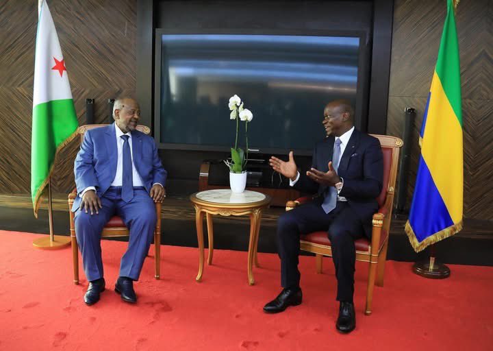 DjibLens's tweet photo. Le Président de la République, Son Excellence Ismail Omar Guelleh, a quitté le pays ce vendredi, en début d’après-midi, à destination de Libreville, la capitale gabonaise où, il prendra part demain, samedi, à la cérémonie d‘investiture du Président élu de ce pays, M Brice Clotaire Oligui Nguema.
 
Le Président Guelleh, fera donc partie, à l’instar d’une vingtaine d’autres Chefs d’Etat et de Gouvernement d’Afrique, des principaux hôtes de marque de cet évènement censé entre autres parrainer une prestation de serment, un discours officiel du Président élu, une parade militaire et un important volet animation dont des chants et des danses folkloriques.
 
Outre sa participation à cet évènement, le Chef de l’Etat mettra, comme à l’accoutumée, à profit ce déplacement au Gabon pour s’entretenir avec les principaux dirigeants de ce pays dont, le Président Oligui Nguema.
 
Ces entretiens au sommet mettront particulièrement l’accent sur les voies et moyens permettant d’insuffler une dynamique dans les relations entre les deux pays, à l’aune du renouveau actuel de leadership à la tête du Gabon.
 
Outre les dirigeants du pays hôte, le Président Guelleh saisira également l’occasion pour s’entretenir avec plusieurs de ses homologues africains, en déplacement comme lui au Gabon, pour prendre part à la cérémonie d’investiture du Président élu de ce pays.
 
Dans le cadre de ce déplacement à Libreville au Gabon, le Président de la République, Son Excellence Ismail Omar Guelleh, est accompagné d’une importante délégation comprenant notamment le Ministre des Affaires étrangères et de la Coopération internationale, M Abdoulkader Houssein Omar.
 
A noter également, la présence au sein de la délégation conduite par le Chef de l’Etat au Gabon, du Représentant permanent de notre Pays auprès du Gabon et, Ambassadeur Résident et Plénipotentiaire de la République de Djibouti auprès de la République de Côte d’Ivoire, Son Excellence Mohamed Bourhan Ali.