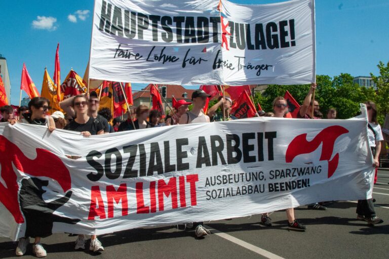 Klassenkampf_B's tweet photo. Bei der Gewerkschaftsdemonstration in Berlin beteiligten sich mehrere hundert Menschen am klassenkämpferischen Block. Hier gibt es einen Bericht mit Fotos: https://t.co/HmOI3CMelm
#b0105 #1mai https://t.co/FAoTqQVVFJ