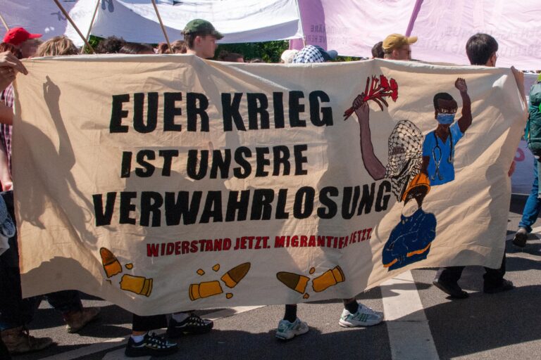 Bei der Gewerkschaftsdemonstration in Berlin beteiligten sich mehrere hundert Menschen am klassenkämpferischen Block. Hier gibt es einen Bericht mit Fotos: klassenkampf.noblogs.org/1424
#b0105 #1mai