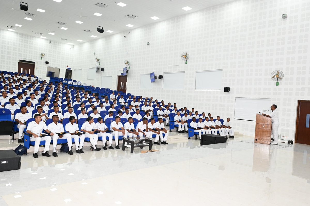 IN_NavalAcademy's tweet photo. #ShapingFutureNavalLeadership
ADG Donny Michael, CGC(ES), visited #INA from 30 Apr – 02 May 25.
He interacted with VAdm CR Praveen Nair, #ComdtINA, senior officers, and trainees.
The visit aimed to foster interoperability, share best practices, and strengthen synergy between @indiannavy & @IndiaCoastGuard.
He toured state-of-the-art training facilities, delivered a motivational lecture to the passing out trainees, and joined a josh run with the ICG cadets.
@IN_HQSNC
@DefencePROkochi
@PRO_Vizag