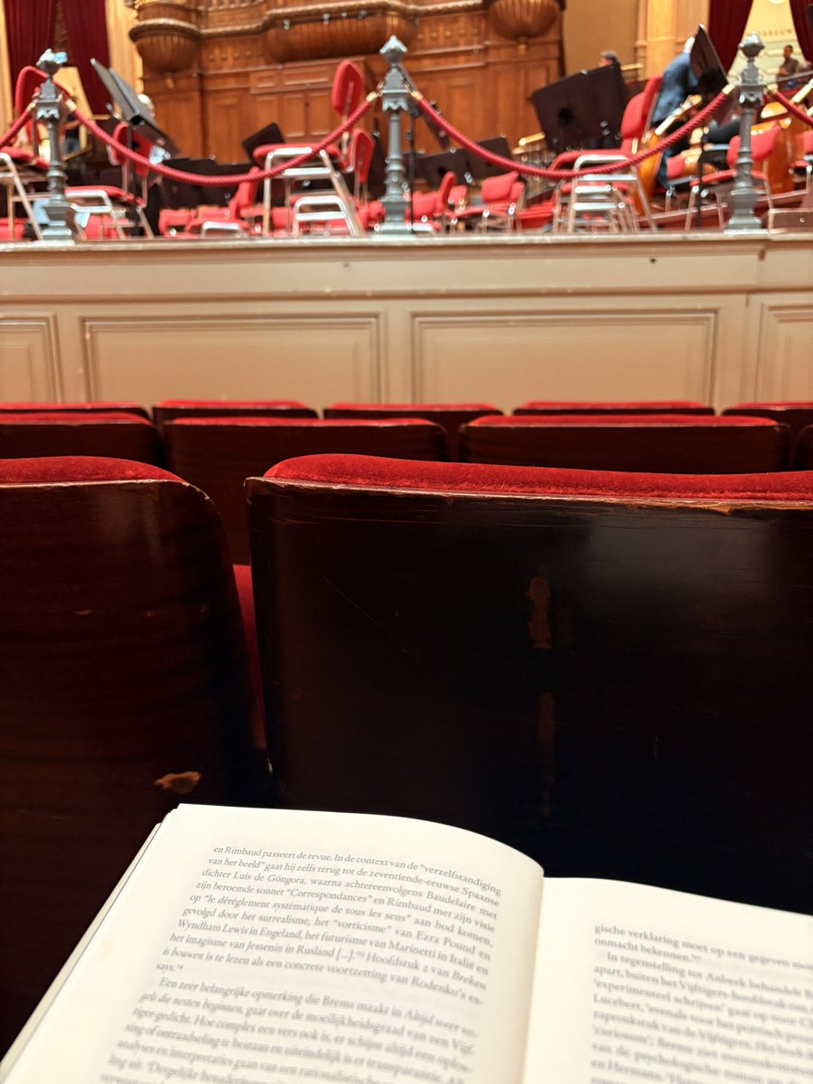 Over de gevolgen 

Hoe de literatuurapotheek tot stand kwam? Terloops zou het enige juiste antwoord moeten zijn. Of gaandeweg, ook dat antwoord voldoet. Even dertig, kort na een scheiding, woon ik in een dorp, de avonden alleen, de kinderen op bed, - de vensters van de