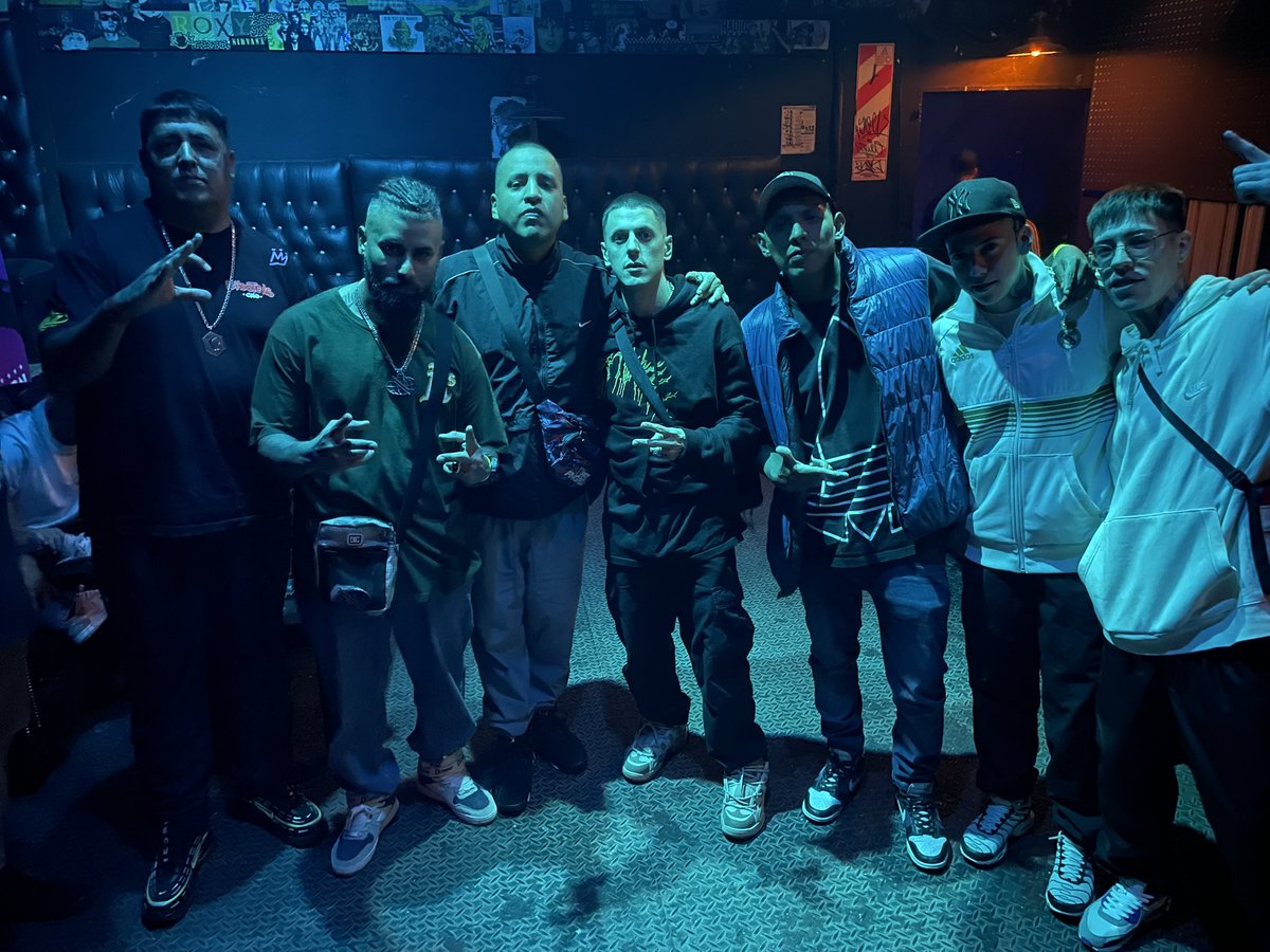 Acá en Roxy con un par de amigos ( show del original juan )