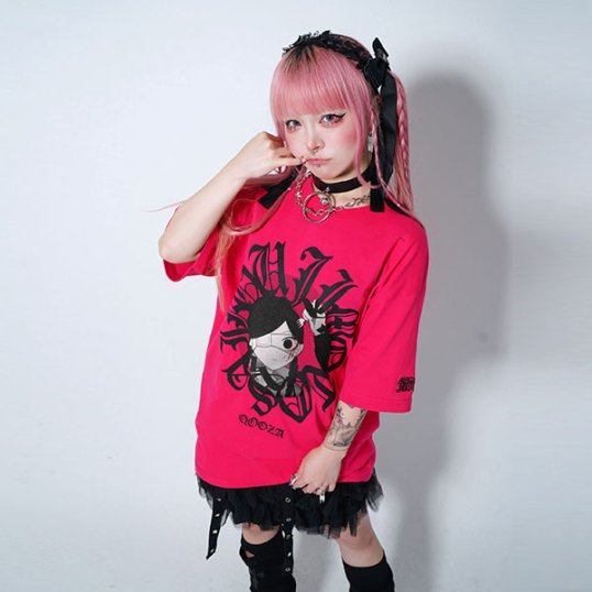 〈 地元最高 × QOOZA 〉コラボレーションアイテム
袖の刺繍はグラフィティアーティスト"CASPER"デザイン。

QOOZA x 地元最高 / ●ちゃん TEE
qooza.jp/products/detai…

■サイズ
身丈　74cm
身幅　64cm
肩幅　61cm
袖丈　27cm

#QOOZA #地元最高