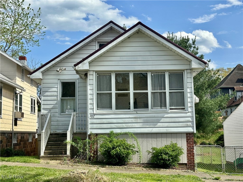 LisaTaylorReal1's tweet photo. 702 E Montgomery Street, Marietta, OH, 45750
2 bed | 1 bath 888 Sq. Ft.
Active | $115,000
https://t.co/fuUMSe6e6F
Don't miss this charming 2-bedroom, 1-bath bungalow with tons of potential! The sunny main floor includes a cozy living space, a bright sun porch, and a convenient... https://t.co/0gNLphhaZU